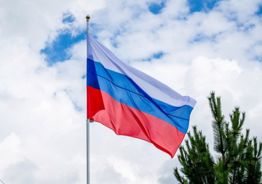 Церемония поднятия флага Российской Федерации.